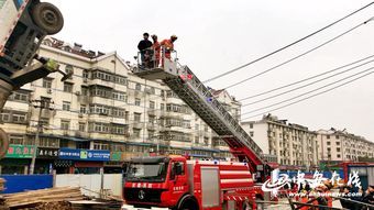 施工吊车 后仰 翻车驾驶员被困 消防云梯高空救援